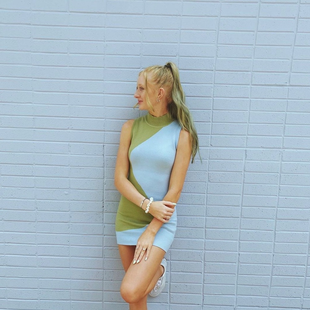 Super flattering blue & green bodycon/summer dress!